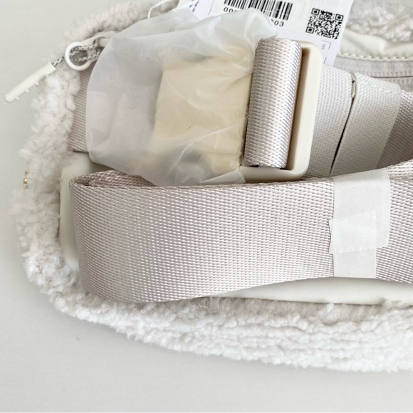 Lululemon Everywhere Belt Bag Fleece White & Gold NWT - Picture 5 of 11